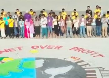বঙ্গোপসাগর পাড়ে দাঁড়িয়ে’জলবায়ু’ শপথ নিলেন অপরাজেয় যোদ্ধারা