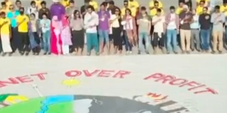 বঙ্গোপসাগর পাড়ে দাঁড়িয়ে’জলবায়ু’ শপথ নিলেন অপরাজেয় যোদ্ধারা