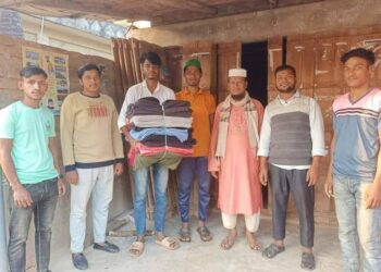 রামুতে ঘরে ঘরে গিয়ে স্বেচ্ছাসেবী সংগঠন সৃজন এর শীতবস্ত্র বিতরণ