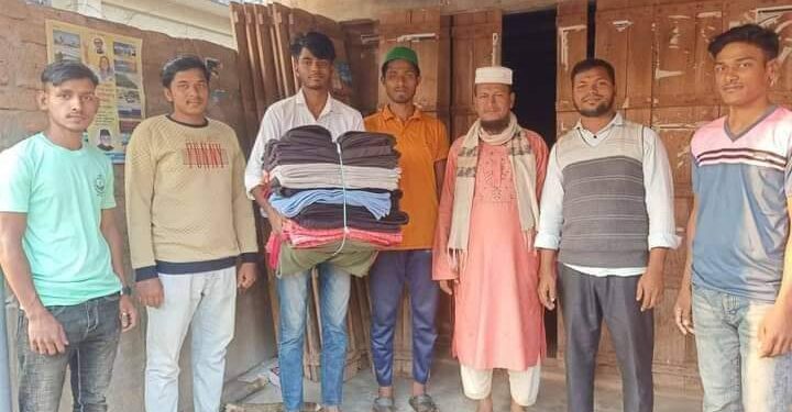 রামুতে ঘরে ঘরে গিয়ে স্বেচ্ছাসেবী সংগঠন সৃজন এর শীতবস্ত্র বিতরণ