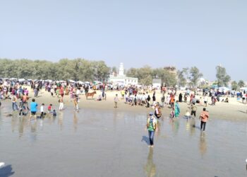 কক্সবাজার সমুদ্রসৈকতে লাখো পর্যটকের মিলনমেলা