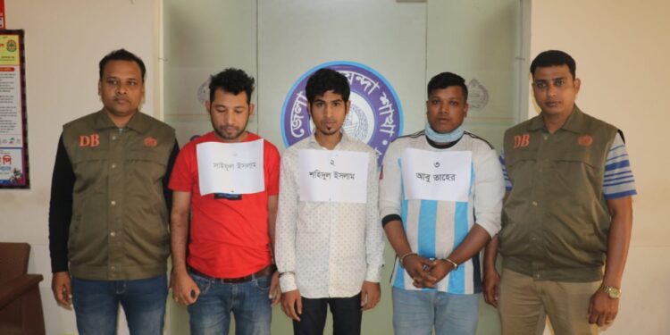 কক্সবাজারে ১৯১ টি চোরাই মোবাইলসহ আটক ৩