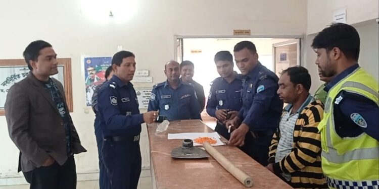 কোদালের হাতলের ভেতর দিয়ে ইয়াবা পাচার! রোহিঙ্গা আটক