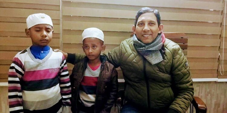 গভীর রাতে এতিম শিশুদের শীত বস্ত্র দিলেন ওসি