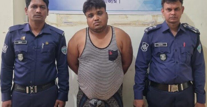 টেকনাফে ৫০ হাজার ইয়াবাসহ ১৩ মামলার আসামি আটক