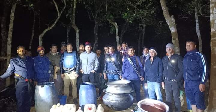 মহেশখালী মদ ও অস্ত্রসহ আটক চার