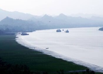 নাফ নদীতে বস্তাবন্দি দুই মরদেহ উদ্ধার