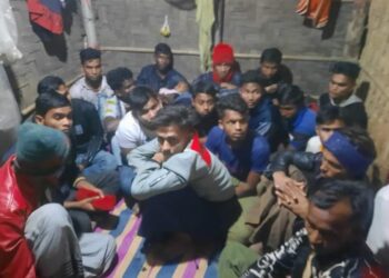সাগর পথে মালয়েশিয়া পাচারকালে ২৬ রোহিঙ্গাসহ ৫ দালাল আটক