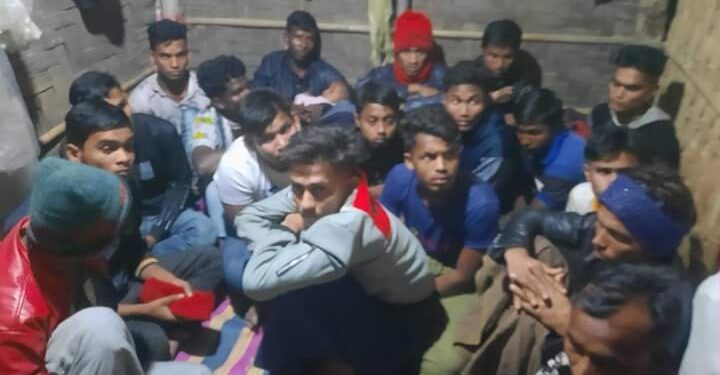 সাগর পথে মালয়েশিয়া পাচারকালে ২৬ রোহিঙ্গাসহ ৫ দালাল আটক