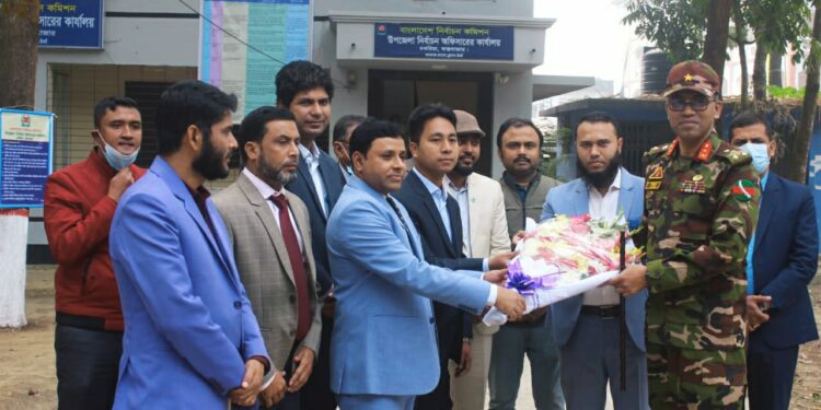 চকরিয়ায় স্মার্ট আইডি কার্ড বিতরণ করলেন ব্রিগেডিয়ার জে. সায়েম