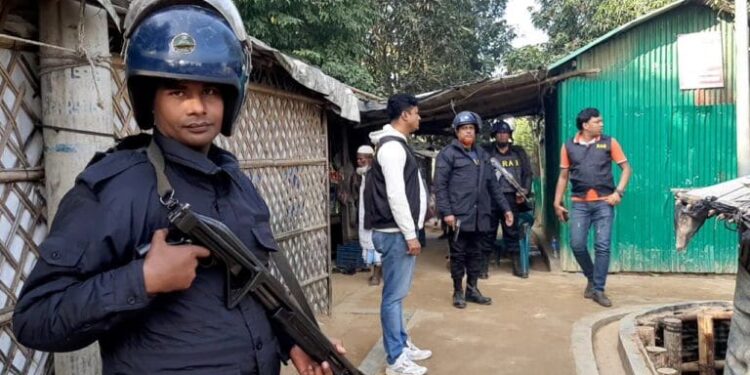 রোহিঙ্গা ক্যাম্পে  র‍্যাবের অভিযান; আটক ২