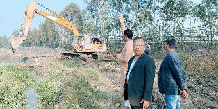 চকরিয়া রামপুরে খাল খননে চাষ হবে আড়াই হাজার একর জমিতে 1 চকরিয়া রামপুরে খাল খননে চাষ হবে আড়াই হাজার একর জমিতে