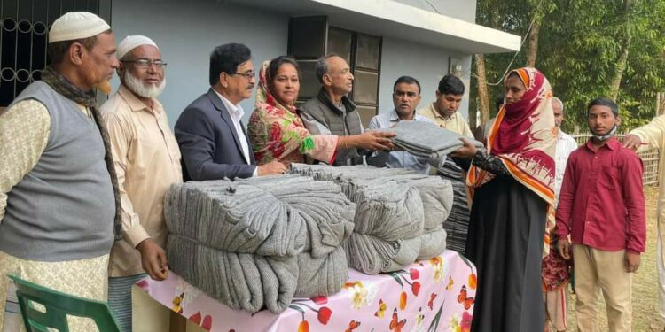 চট্টগ্রামস্থ চকরিয়া সমিতির সাবেক সভাপতির উদোগে চকরিয়ায় গরীব মানুষের মাঝে কম্বল বিতরণ 1 চট্টগ্রামস্থ চকরিয়া সমিতির সাবেক সভাপতির উদোগে চকরিয়ায় গরীব মানুষের মাঝে কম্বল বিতরণ