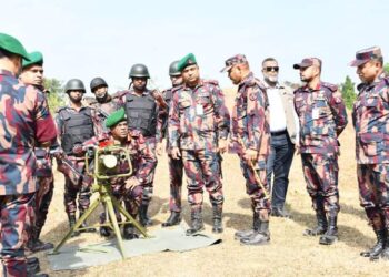 তুমব্রু সীমান্তে রোহিঙ্গা ক্যাম্প পরিদর্শনে বিজিবি মহাপরিচালক