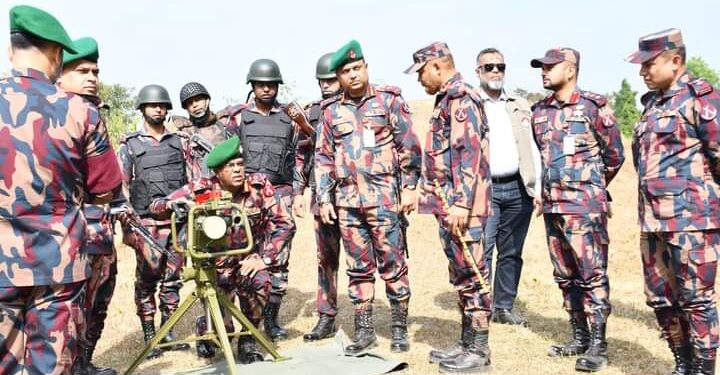 তুমব্রু সীমান্তে রোহিঙ্গা ক্যাম্প পরিদর্শনে বিজিবি মহাপরিচালক