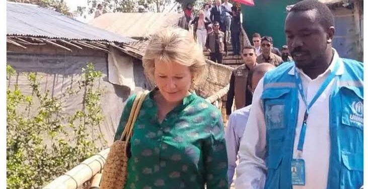 রোহিঙ্গা  শিশুদের সাথে কথা বলে ক্যাম্প ঘুরে দেখেন বেলজিয়াম কুইন