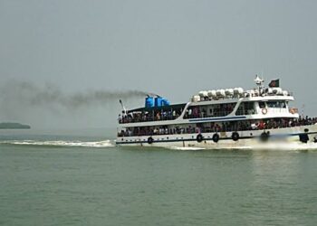 অতিরিক্ত যাত্রী নেয়ায় মাঝ সাগরে আটকে যায় সেন্টমার্টিনগামী জাহাজ