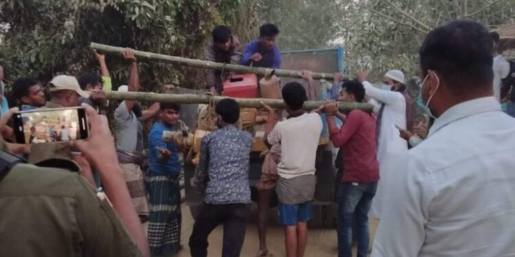 উখিয়ায় অবৈধ মাটি ও বালি পাচারকারীদের বিরুদ্ধে অভিযান:পাইপ ও ড্রেজার জব্দ