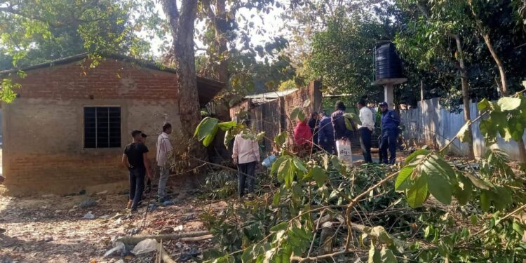 চকরিয়ায় স্কুলের সড়কের উপর স্থাপনা নির্মাণ, দুর্ভোগে শিক্ষাথীরা