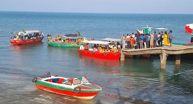 নিষেধাজ্ঞা উপেক্ষা করে ছেঁড়াদিয়ায় পর্যটকের ভীড় 1 নিষেধাজ্ঞা উপেক্ষা করে ছেঁড়াদিয়ায় পর্যটকের ভীড়