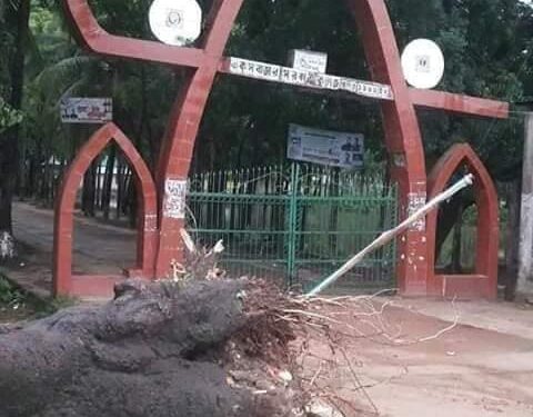 গোলাম আজমের নামে নির্মিত কক্সবাজার কলেজের গেইট ভেঙ্গে ফেলা হচ্ছে