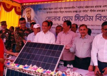 রাঙ্গামাটির দুর্গম এলাকায় সোলার হোম প্যানেল বিতরণ করলেন পার্বত্য মন্ত্রী বীর বাহাদুর