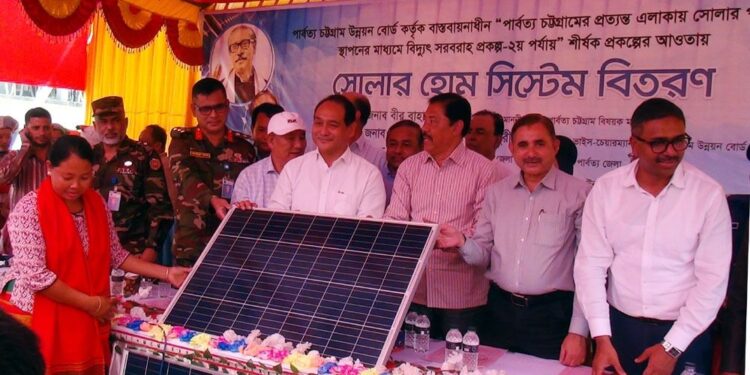 রাঙ্গামাটির দুর্গম এলাকায় সোলার হোম প্যানেল বিতরণ করলেন পার্বত্য মন্ত্রী বীর বাহাদুর 1 রাঙ্গামাটির দুর্গম এলাকায় সোলার হোম প্যানেল বিতরণ করলেন পার্বত্য মন্ত্রী বীর বাহাদুর