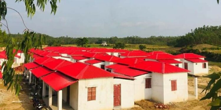 চকরিয়ায় শাহ উমর আশ্রয়ণ প্রকল্পে  ৪৩ পরিবার পেল ঘর