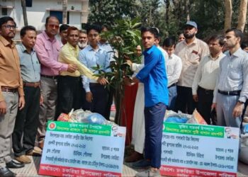 চকরিয়ায় শিক্ষাপ্রতিষ্ঠানে বাগান সৃজনে কৃষি উপকরণ বিতরণ