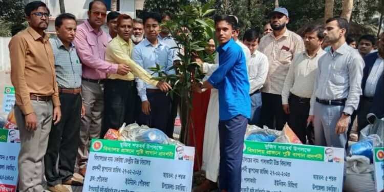 চকরিয়ায় শিক্ষাপ্রতিষ্ঠানে বাগান সৃজনে কৃষি উপকরণ বিতরণ 1 চকরিয়ায় শিক্ষাপ্রতিষ্ঠানে বাগান সৃজনে কৃষি উপকরণ বিতরণ