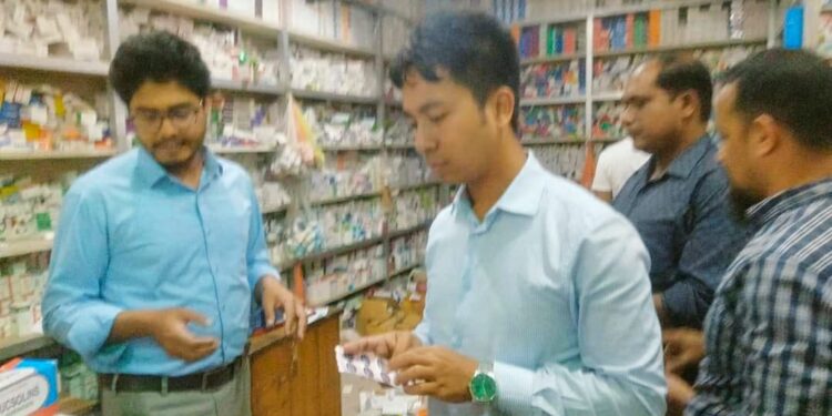 চকরিয়ায় আমদানি নিষিদ্ধ ভেজাল ওষুধ বিক্রি, ৫ ফার্মেসীকে জরিমানা 1 চকরিয়ায় আমদানি নিষিদ্ধ ভেজাল ওষুধ বিক্রি, ৫ ফার্মেসীকে জরিমানা