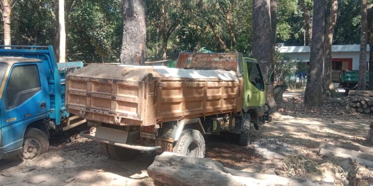 চকরিয়ায় বালু বোঝাই ট্রাক গাড়ী জব্দ, পাচারকারী আটক 1 চকরিয়ায় বালু বোঝাই ট্রাক গাড়ী জব্দ, পাচারকারী আটক