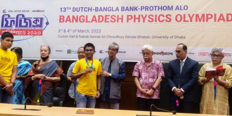 মেধাশ্রম দিয়ে বিশ্ব জয়ের লক্ষ্যে এগিয়ে যেতে হবে- মন্ত্রী মোস্তাফা জব্বার