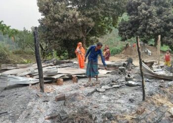 লামায় পুড়ে গেছে বাড়ি, দুই পরিবার খোলা আকাশের নিচে