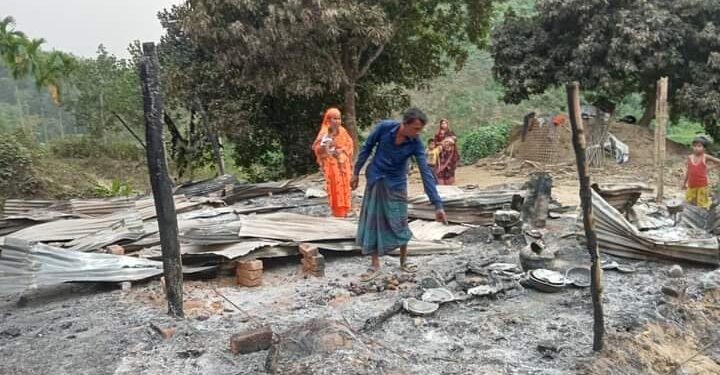 লামায় পুড়ে গেছে বাড়ি, দুই পরিবার খোলা আকাশের নিচে 1 লামায় পুড়ে গেছে বাড়ি, দুই পরিবার খোলা আকাশের নিচে