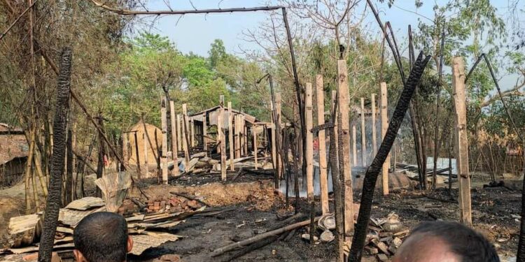 চকরিয়ায় বিদ্যুতের শর্টসার্কিটের  অগ্নিকাণ্ডে ১৩ বসতঘর পুড়ে ছাই