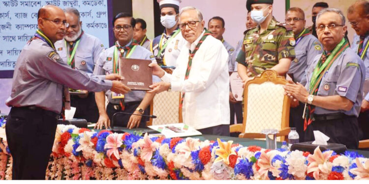 রামুর শিক্ষক আজগর হোছাইনকে স্কাউটস পদক প্রদান করলেন রাষ্ট্রপতি