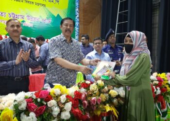 বান্দরবানে শিক্ষার্থীদের বৃত্তি বিতরণ করলেন পার্বত্য মন্ত্রী বীর বাহাদুর উশৈসিং এমপি