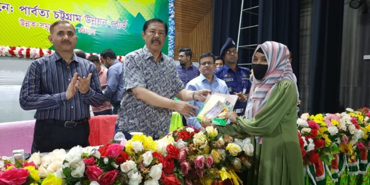 বান্দরবানে শিক্ষার্থীদের বৃত্তি বিতরণ করলেন পার্বত্য মন্ত্রী বীর বাহাদুর উশৈসিং এমপি 1 বান্দরবানে শিক্ষার্থীদের বৃত্তি বিতরণ করলেন পার্বত্য মন্ত্রী বীর বাহাদুর উশৈসিং এমপি