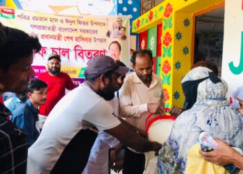 লামায় ঈদ উপলক্ষে প্রধানমন্ত্রী শেখ হাসিনার উপহারের চাল বিতরণ