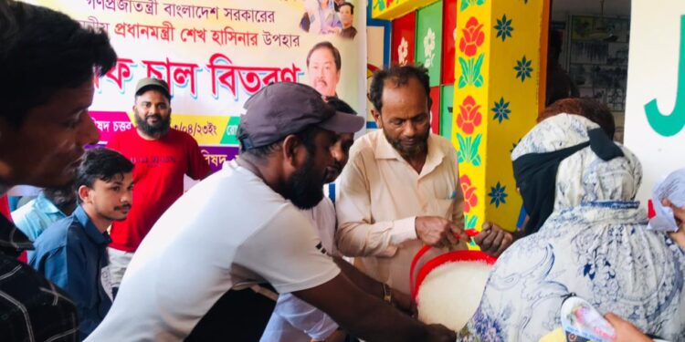 লামায় ঈদ উপলক্ষে প্রধানমন্ত্রী শেখ হাসিনার উপহারের চাল বিতরণ