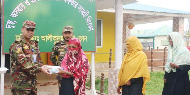 নাইক্ষ্যংছড়িতে দুঃস্থদের মাঝে ইফতার ও  ঈদ সামগ্রী বিতরণ