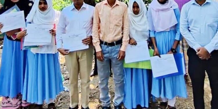 আলীকদমে ইউএনও ও এসএমসি সভাপতির সহযোগিতায় ৫ পরীক্ষার্থী পরীক্ষা দিল 1 আলীকদমে ইউএনও ও এসএমসি সভাপতির সহযোগিতায় ৫ পরীক্ষার্থী পরীক্ষা দিল