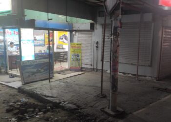 কক্সবাজারের ডলফিন মোড়সহ নানা জায়গায় সওজ’র  জায়গা দখল করে দোকান নির্মাণ