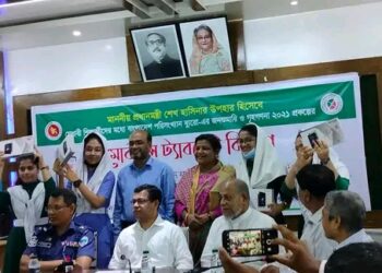 কক্সবাজারে শিক্ষার্থীদের মাঝে মোবাইল ট্যাবলেট বিতরণ