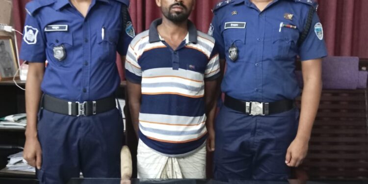 মহেশখালীতে অস্ত্রসহ নাছির ডাকাত গ্রেপ্তার 1 মহেশখালীতে অস্ত্রসহ নাছির ডাকাত গ্রেপ্তার