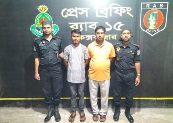 চকরিয়ায় মোটর সাইকেল আরোহীর হেফাজত থেকে পাঁচটি বন্দুক উদ্ধার, দুইজন গ্রেফতার