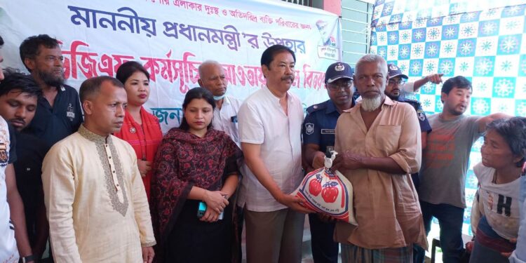 বান্দরবানে  প্রধানমন্ত্রীর ঈদ উপহার বিতরণ করলেন পার্বত্য মন্ত্রী বীর বাহাদুর উশৈসিং এমপি