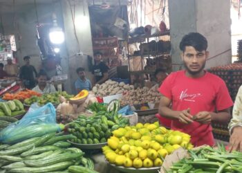 কাঁচা মরিচের ঝাল বেড়েই চলেছে, কেজি ৩৬০ টাকা