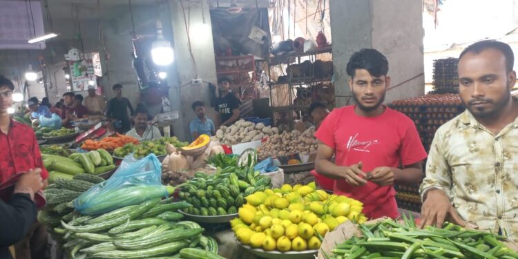 কাঁচা মরিচের ঝাল বেড়েই চলেছে, কেজি ৩৬০ টাকা